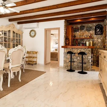 Cara, Costabella Villa Marbella